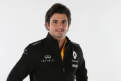 Carlos Sainz, Renault üniformasını giydi!