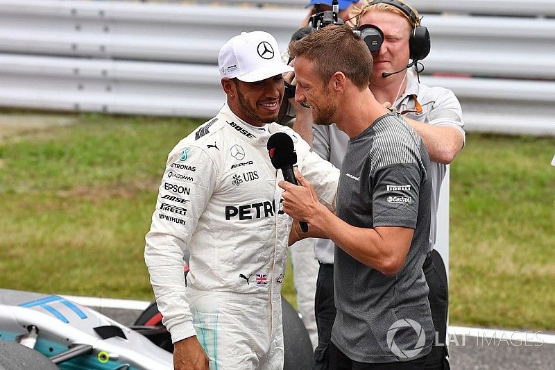 Poe sitter Lewis Hamilton, Mercedes AMG F1 and Jenson Button, in parc ferme