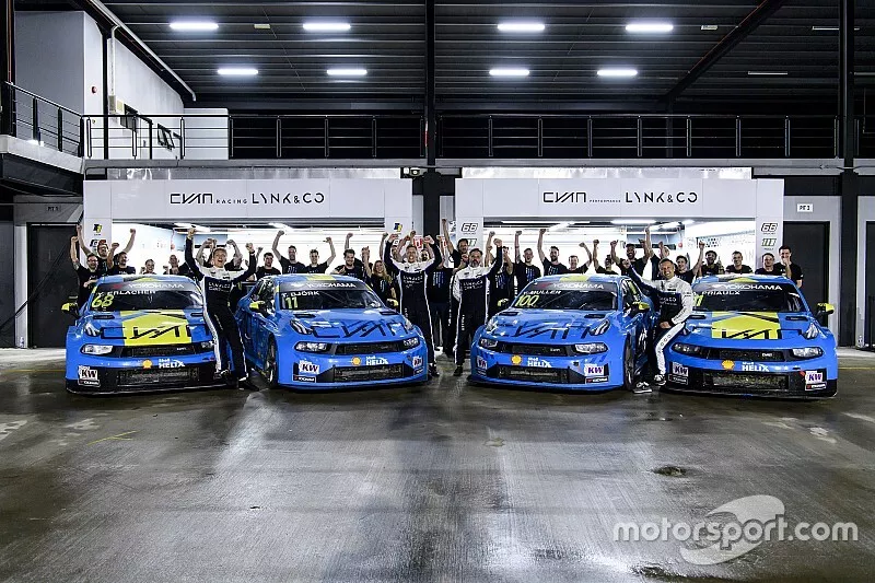 Il team Lynk & Co Cyan Racing festeggia il Mondiale