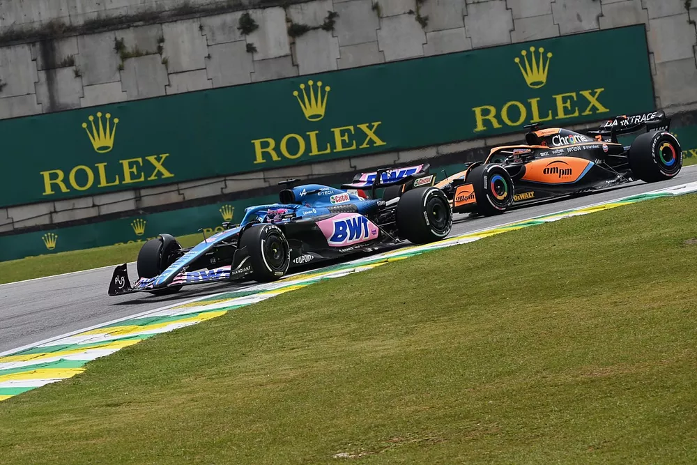 Fernando Alonso, Alpine A522, Daniel Ricciardo, McLaren MCL36