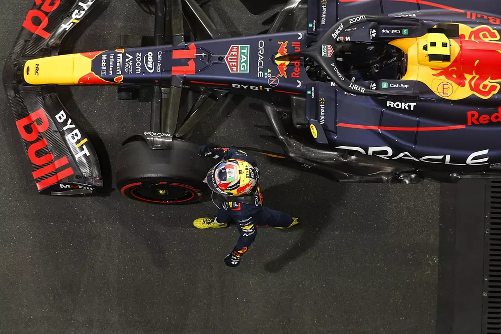 Il poleman Sergio Perez, Red Bull Racing, arriva al Parco delle Ferme