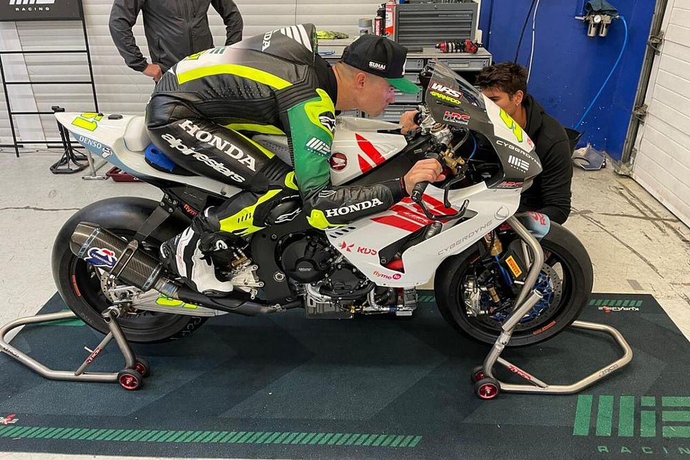 Granado checa a posição de pilotagem da CBR1000RR-R Fireblade
