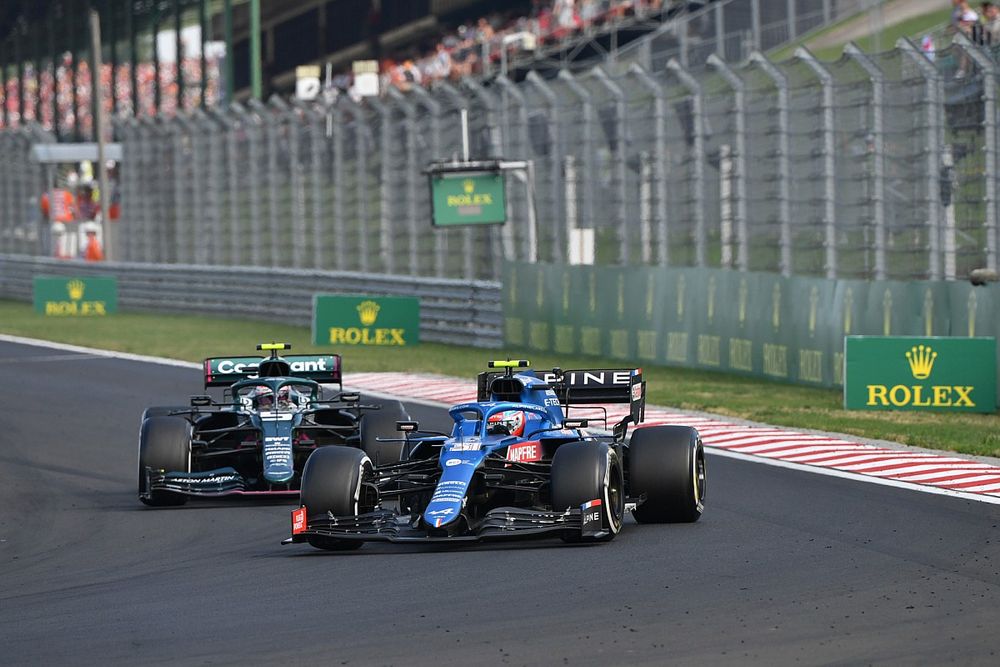 Esteban Ocon, Alpine A521, Sebastian Vettel, Aston Martin AMR21