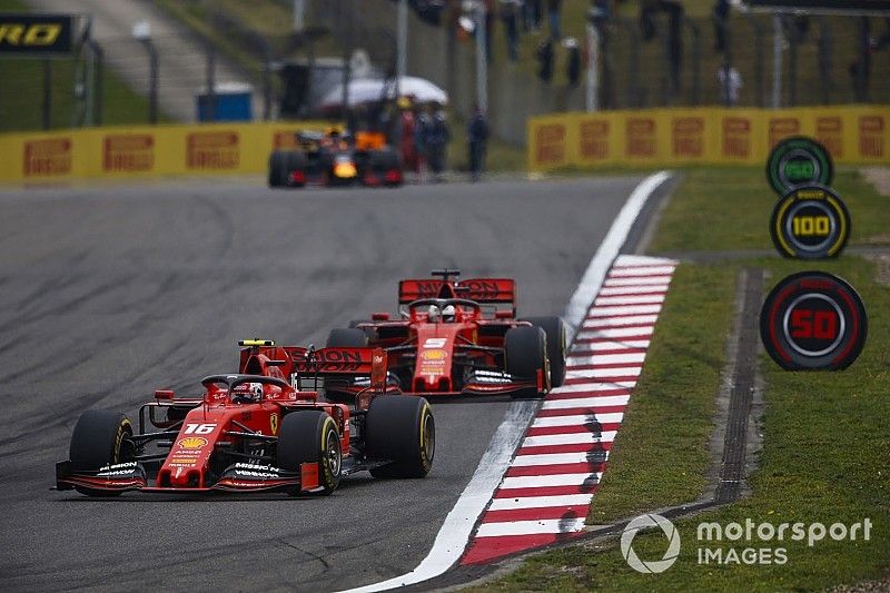 Charles Leclerc, Ferrari SF90, rijdt voor Sebastian Vettel, Ferrari SF90, en Max Verstappen, Red Bull Racing RB15