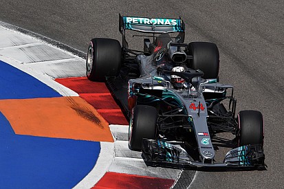 Hamilton le saca seis décimas a Vettel antes de la clasificación en Rusia