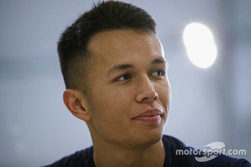 Элбон стал главным кандидатом на второе место в Toro Rosso