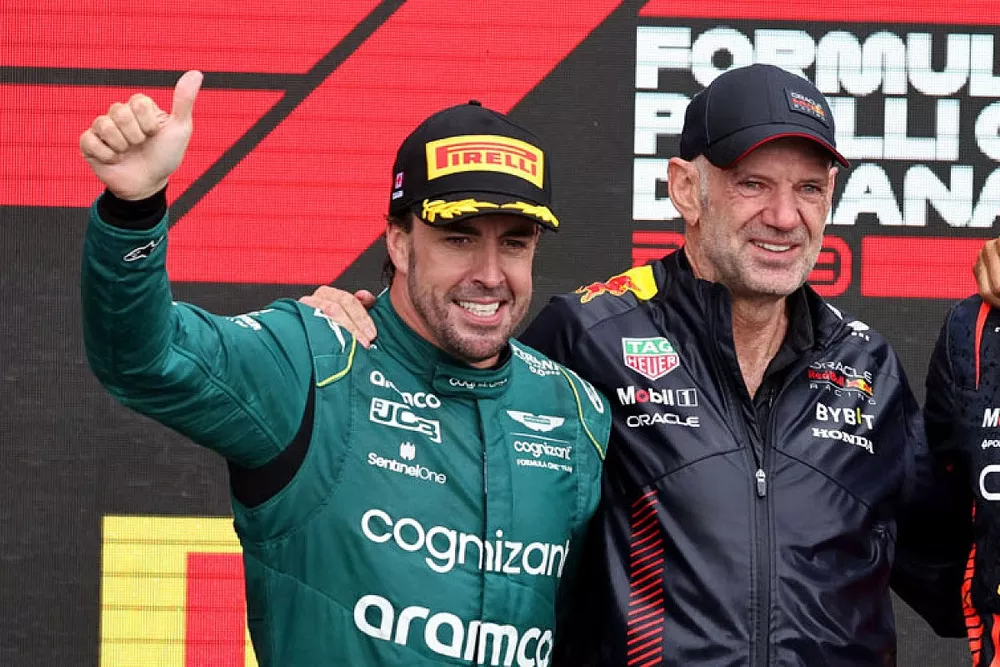 Fernando Alonso, Aston Martin F1 Team, segundo, Adrian Newey, director técnico de Red Bull Racing, Max Verstappen, ganador con Red Bull Racing, y Lewis Hamilton, tercero cn Mercedes-AMG, celebran en el podio