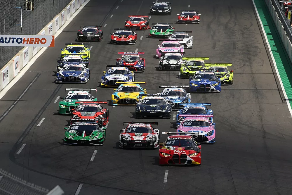 Start action, Sheldon van der Linde, Schubert Motorsport BMW M4 GT3 lead