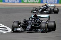 F1, pazza Silverstone: Hamilton vince su 3 ruote, Leclerc terzo