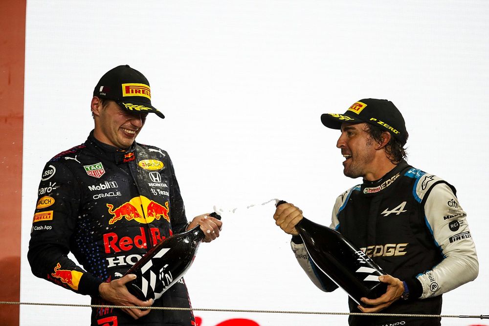 Max Verstappen, Red Bull Racing, segundo clasificado y Fernando Alonso, Alpine F1, tercer clasificado, celebran en el podio