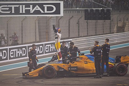 Alonso punito tre volte per i tagli, Whiting: "Non sarebbe stato bello dargli bandiera nera all'ultima gara"