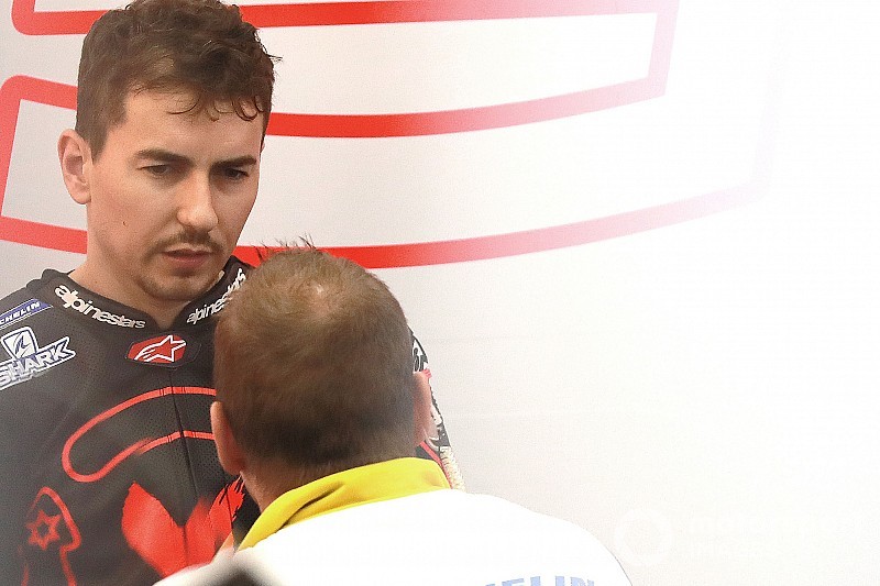 Lorenzo sarà operato lunedì per ridurre le fratture al piede e arrivare pronto ai test 2019