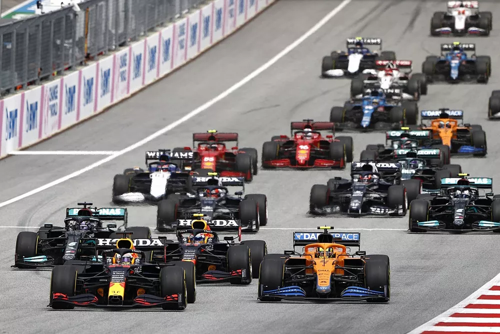 Max Verstappen, Red Bull Racing RB16B, Lando Norris, McLaren MCL35M, Sergio Perez, Red Bull Racing RB16B, Lewis Hamilton, Mercedes W12, Valtteri Bottas, Mercedes W12, Pierre Gasly, AlphaTauri AT02 et le reste du peloton au d&eacute;part