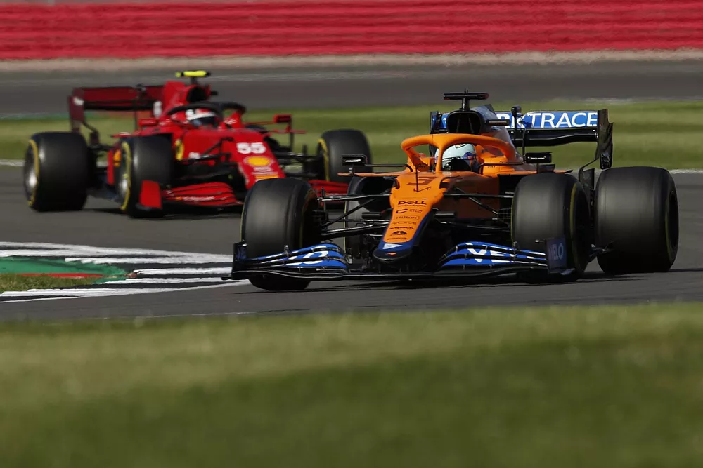Daniel Ricciardo, McLaren MCL35M, Carlos Sainz Jr., Ferrari SF21