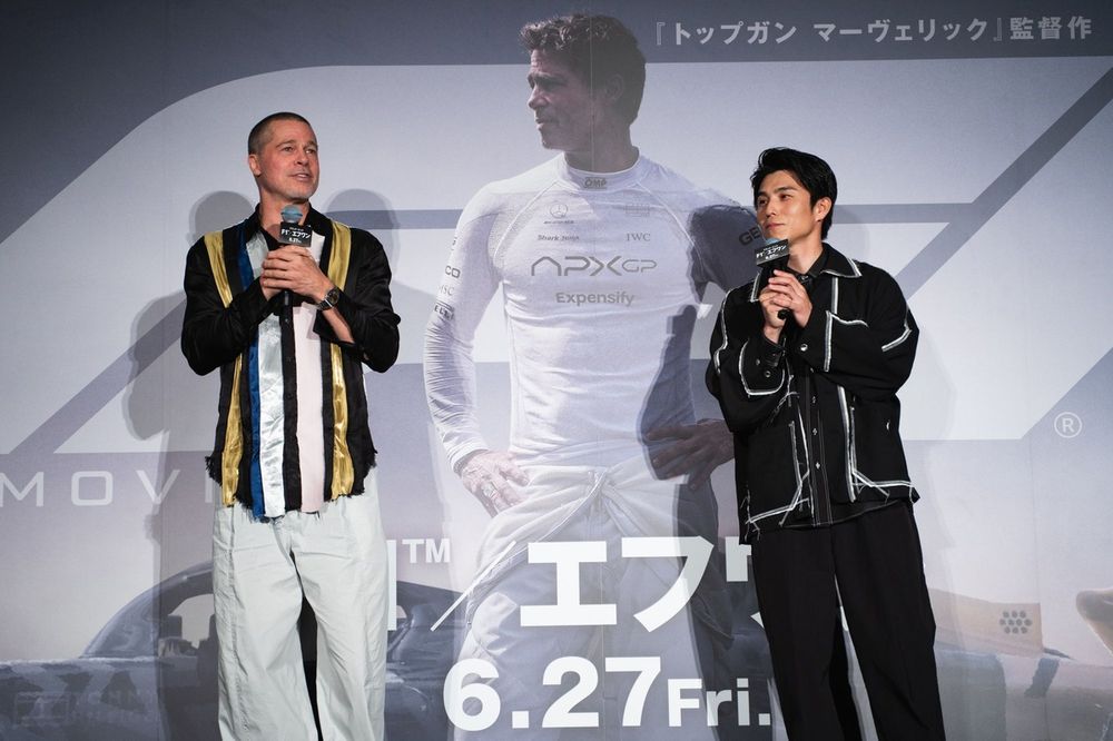 パ*ー様 Brad Pitt ブラピ直筆サイン入り　F1 舞台挨拶限定　フライヤ 映画 F1 舞台挨拶 ブラッド・ピット サイン入りポスター - メルカリ