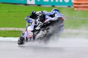 Alex Márquez sufure "un tirón cervical" tras caerse en la FP1 de Malasia