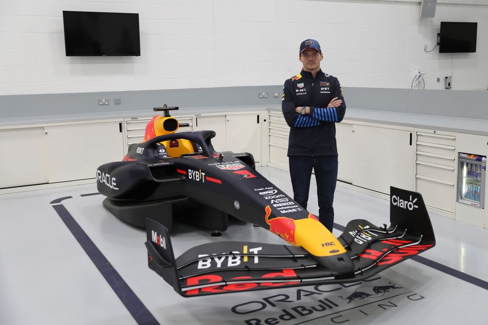 Max Verstappen, Motion RB19 Simulator