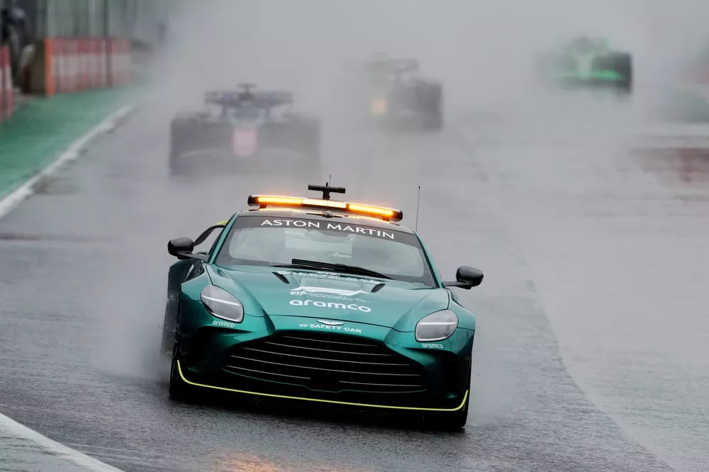 Le Safety Car devant le peloton