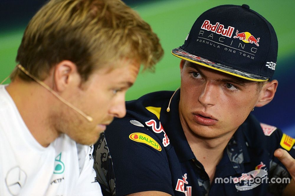 Nico Rosberg, Mercedes AMG F1 y Max Verstappen, Red Bull Racing en la Conferencia de prensa FIA