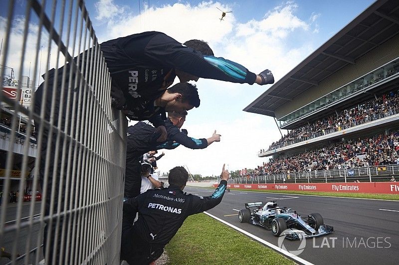 Lewis Hamilton, Mercedes AMG F1 W09, 1st position, takes victory to the delight of his team on the pit wall