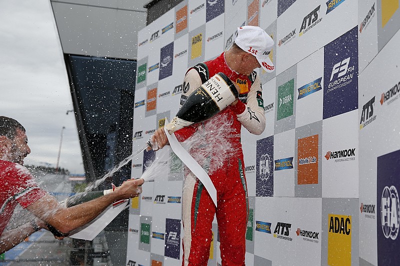 Schumacher sumó su quinto triunfo consecutivo