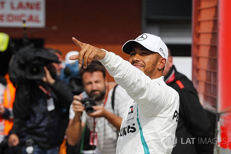 Videón Hamilton köre, amivel ismét legyőzte a Ferrarit az esőben