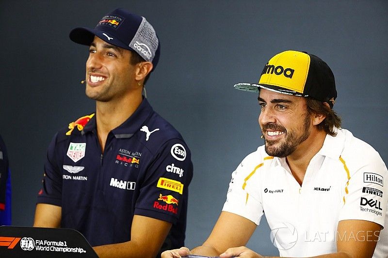 Daniel Ricciardo, Red Bull Racing y Fernando Alonso, McLaren, en la conferencia de prensa