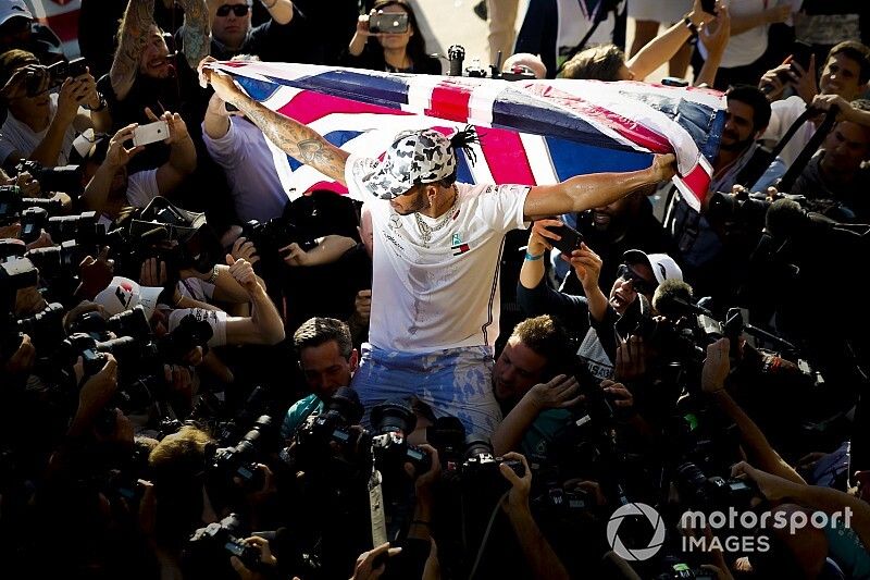 Lewis Hamilton, Mercedes AMG F1, celebra tras conseguir su sexto t&iacute;tulo mundial de pilotos