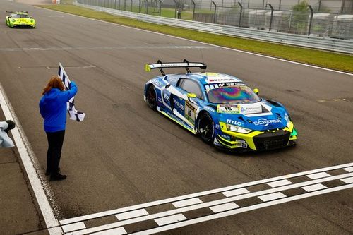 Nurburgring 24 horas: Scherer PHX Audi gana tras 14 horas de carrera detenida