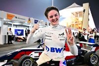 Abbi Pulling celebr&oacute; su t&iacute;tulo ganando las Carreras 1 y 2 en Abu Dhabi