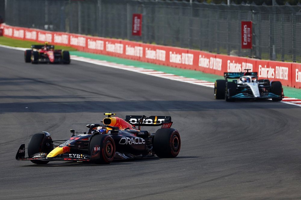 Sergio Pérez, Red Bull Racing RB18, George Russell, Mercedes W13, Carlos Sainz, Ferrari F1-75