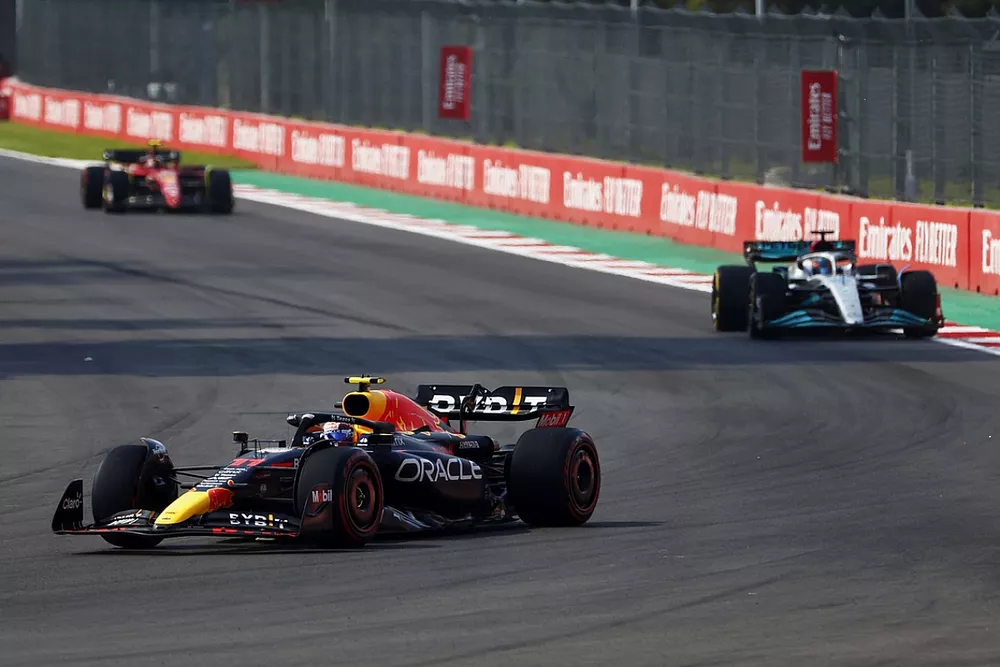Sergio P&eacute;rez, Red Bull Racing RB18, George Russell, Mercedes W13, Carlos Sainz, Ferrari F1-75
