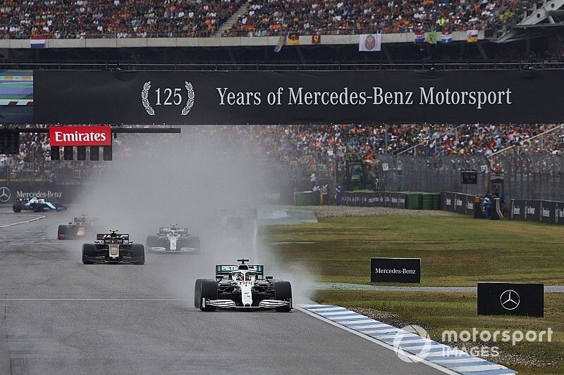 Lewis Hamilton, Mercedes AMG F1 W10, lidera Kevin Magnussen, Haas F1 Team VF-19