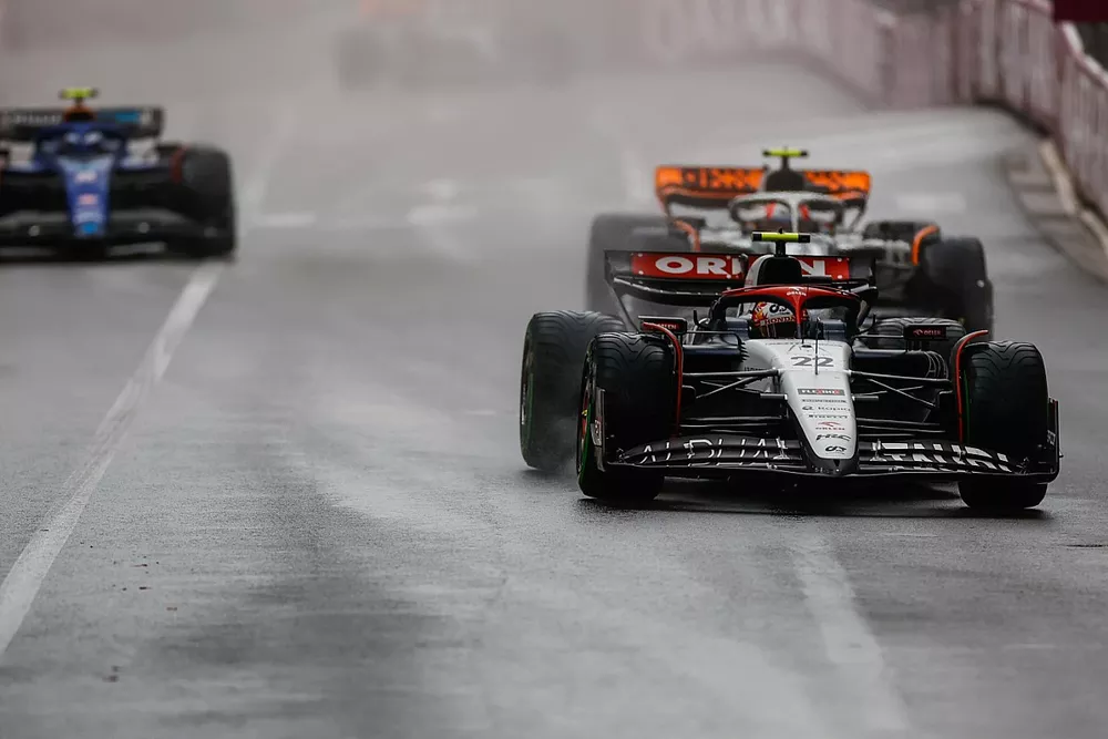Yuki Tsunoda, AlphaTauri AT04, Lando Norris, McLaren MCL60, Logan Sargeant, Williams FW45