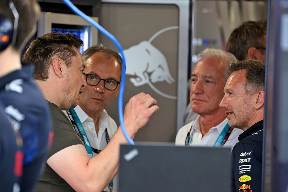 Elon Musk, Stefano Domenicali, CEO, Fórmula 1, Greg Maffei, F1, Christian Horner, Team Principal, Red Bull Racing, charla en el garaje de Red Bull Racing.