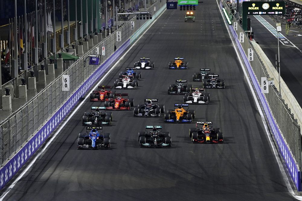 Esteban Ocon, Alpine A521, Lewis Hamilton, Mercedes W12, Max Verstappen, Red Bull Racing RB16B, and the rest of the field for the restart