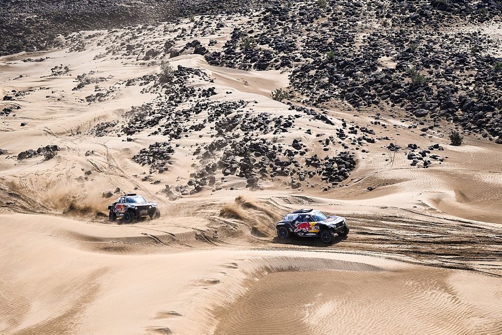 #302 X-Raid Mini JCW Team: St&eacute;phane Peterhansel, Edouard Boulanger, #300 X-Raid Mini JCW Team: Carlos Sainz, Lucas Cruz