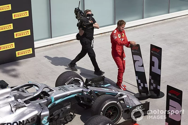 Sebastian Vettel, Ferrari, 2e plaats, verplaatst het bord van de winnaar uit protest voor zijn straf