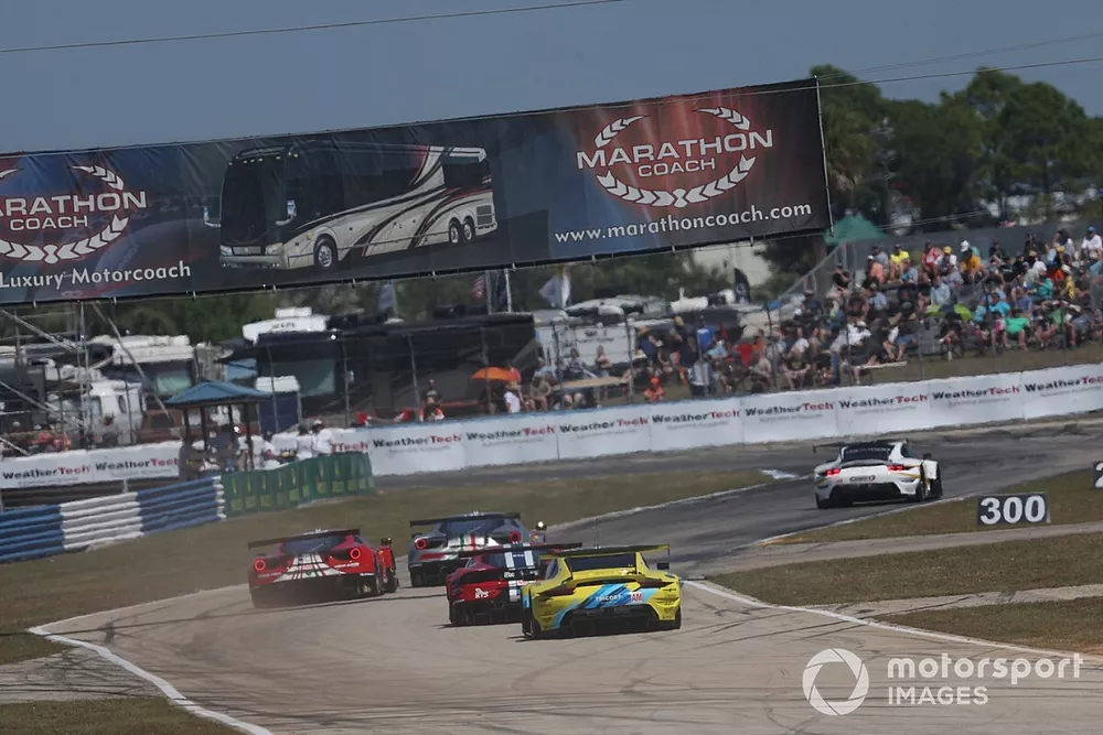 #88 Dempsey-Proton Racing Porsche 911 RSR - 19: Fred Poordad, Patrick Lindsey, Julien Andlauer