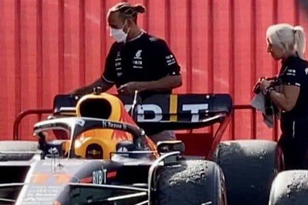 Lewis Hamilton analizando el coche de Sergio P&eacute;rez, el Red Bull RB18