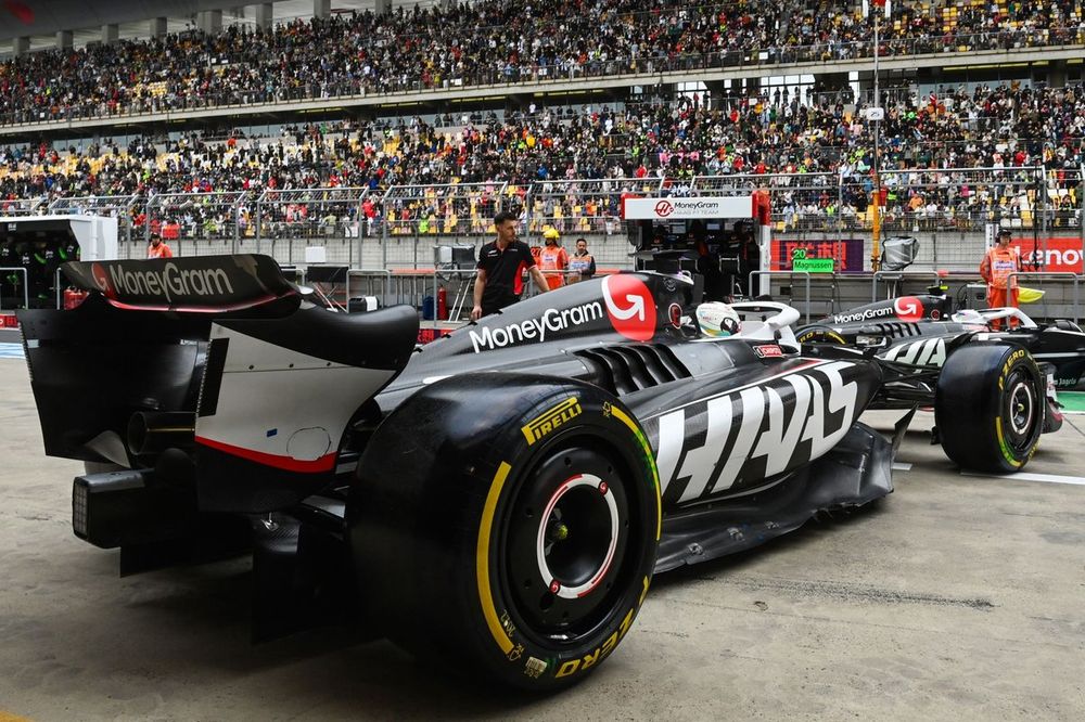 Kevin Magnussen, Haas VF-24, leaves the garage