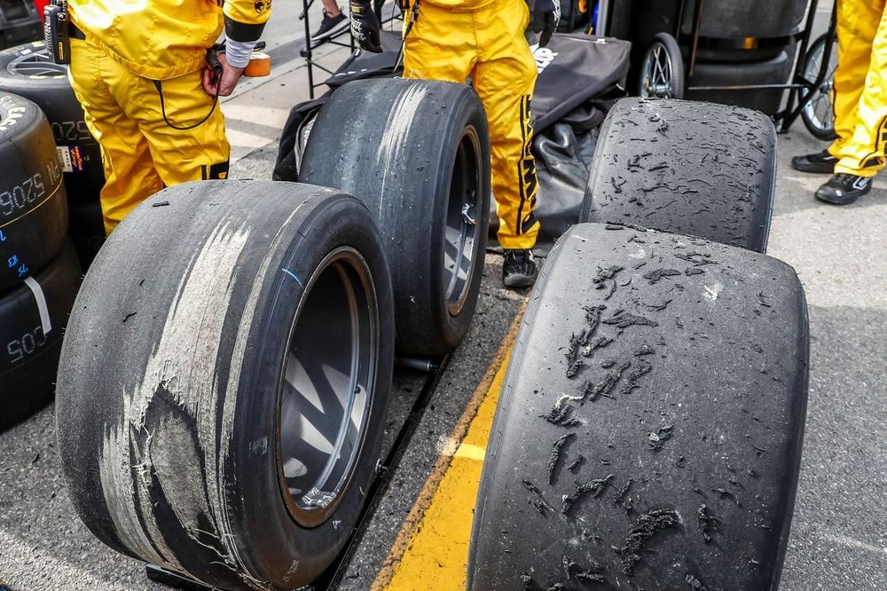 Neumáticos Goodyear con desgaste después de varias vueltas