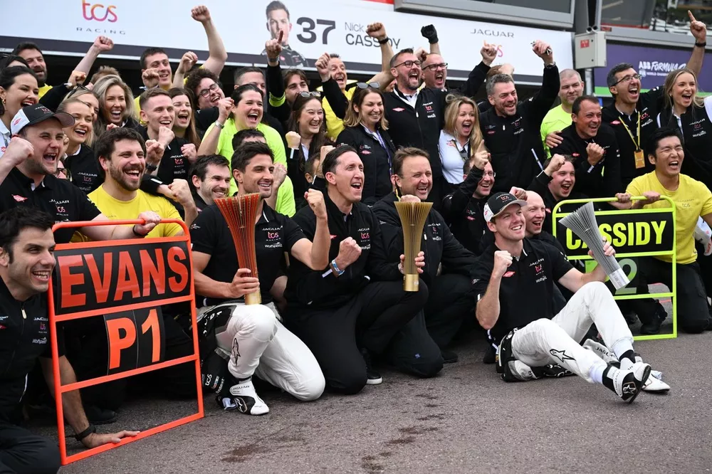Mitch Evans, Jaguar TCS Racing, 1st position, James Barclay, Team Director, Jaguar TCS Racing, Nick Cassidy, Jaguar TCS Racing, 2nd position, and the Jaguar TCS Racing team celebrate