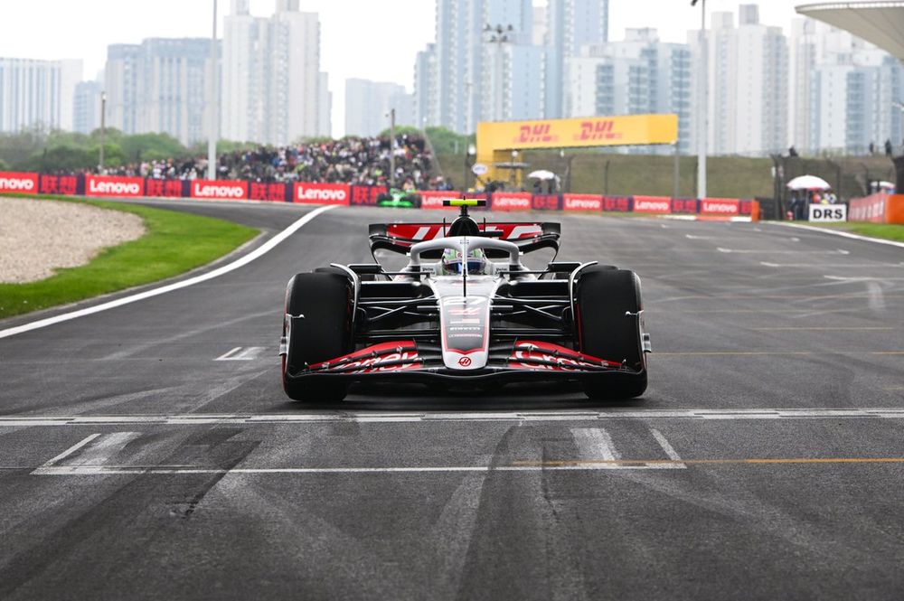 Nico Hulkenberg, Haas VF-24, arrives on the grid before the race