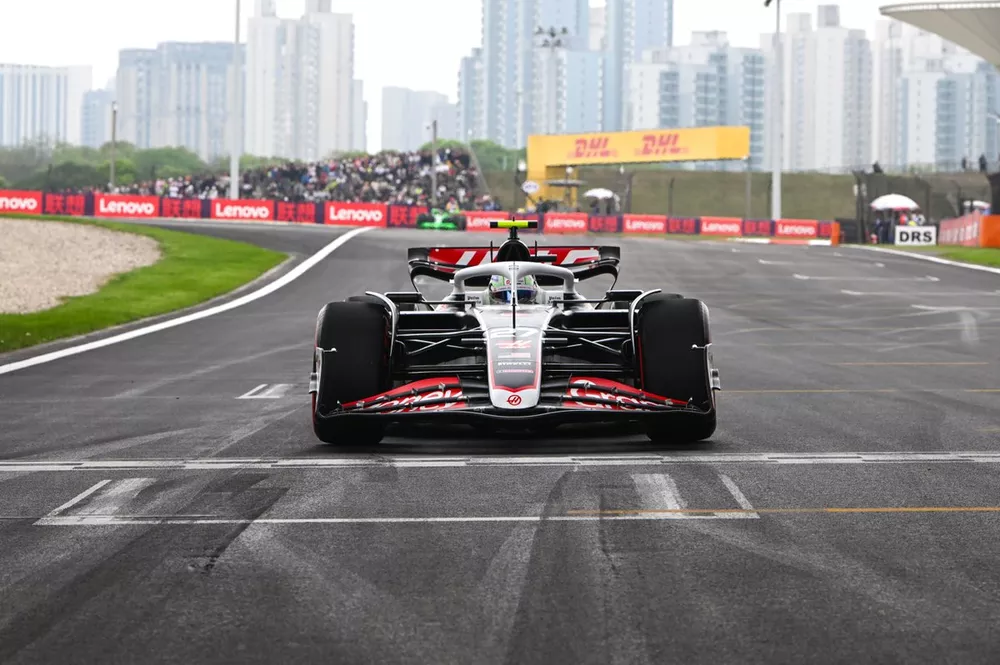 Nico Hulkenberg, Haas VF-24, llega a la parrilla antes de la carrera