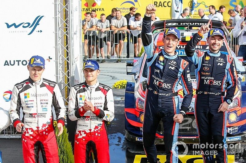 PPodio: Ganador Thierry Neuville, Nicolas Gilsoul, Hyundai Motorsport Hyundai i20 WRC Cup, segundo lugar Ott Tänak, Martin Järveoja, Toyota Gazoo Racing WRT Toyota Yaris WRC, tercer lugar Dani Sordo, Carlos del Barrio, Hyundai Motorsport Hyundai i20 WRC Cup