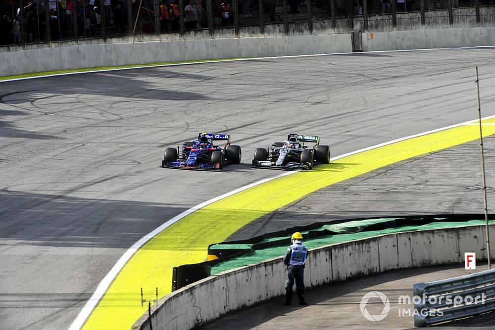 Pierre Gasly, Toro Rosso STR14 and Lewis Hamilton, Mercedes AMG F1 W10 