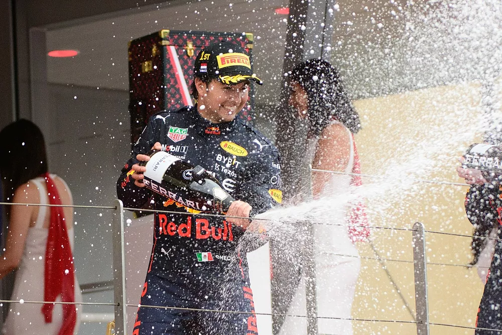 Podio: el ganador Sergio P&eacute;rez, Red Bull Racing