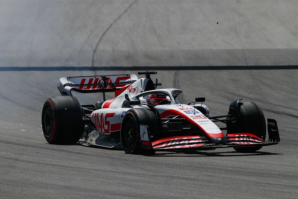 Kevin Magnussen, Haas VF-22, heads to the pits with damage after contact on the opening lap 