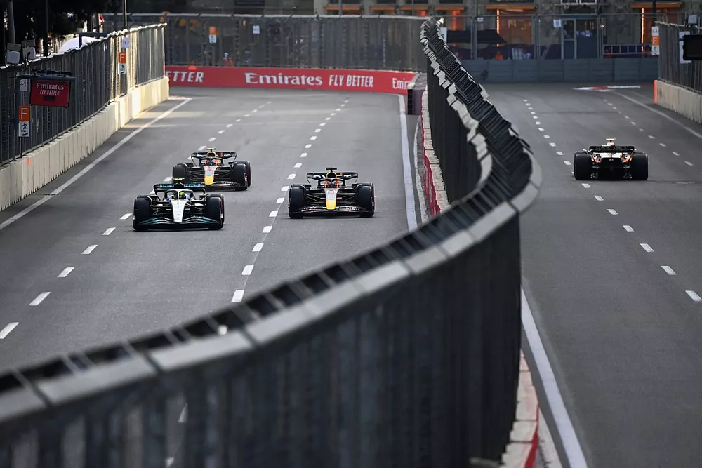 Lewis Hamilton, Mercedes W13, Max Verstappen, Red Bull Racing RB18, Sergio Perez, Red Bull Racing RB18